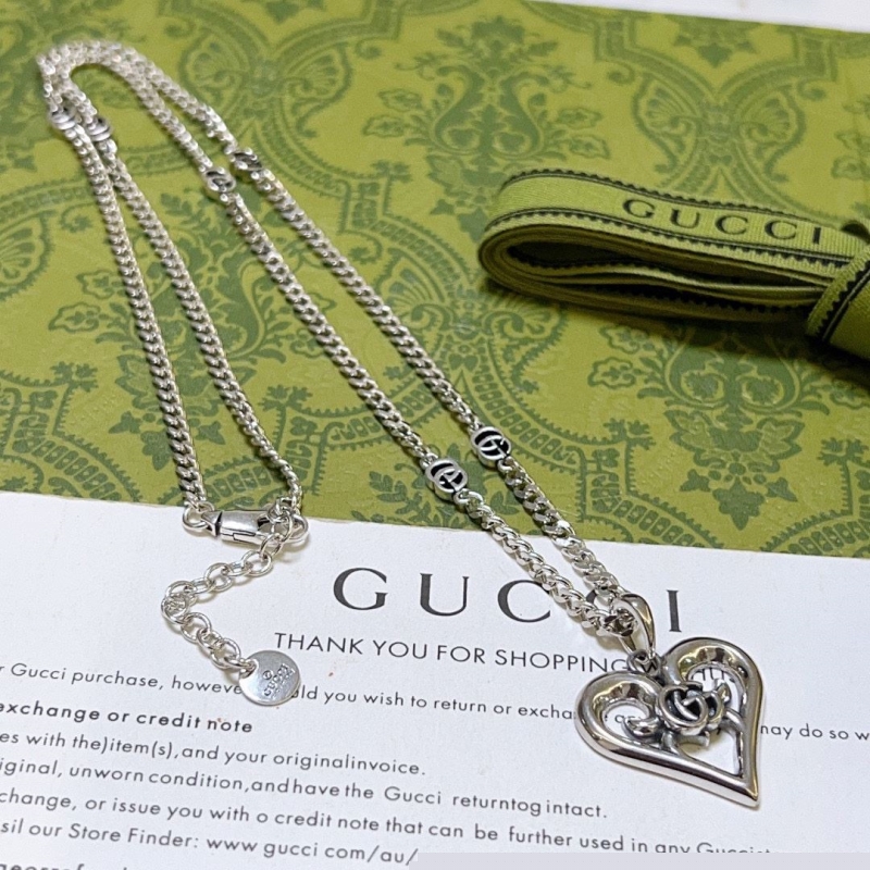 G*u*i necklaces